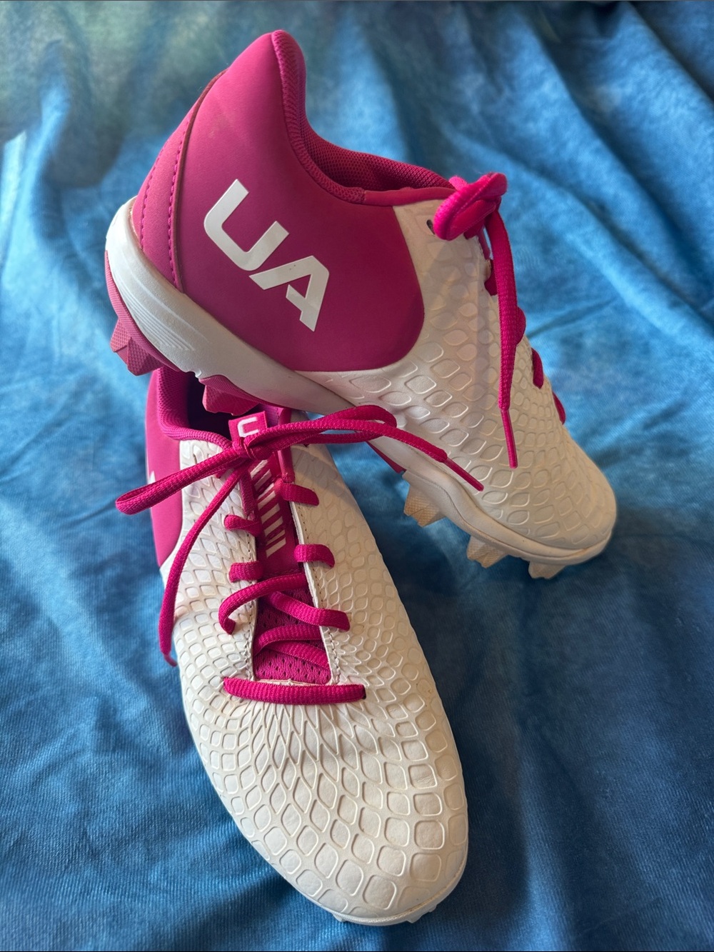 Under Armour Girls’ Softball Cleats – Youth Size 4 – White & Hot Pink